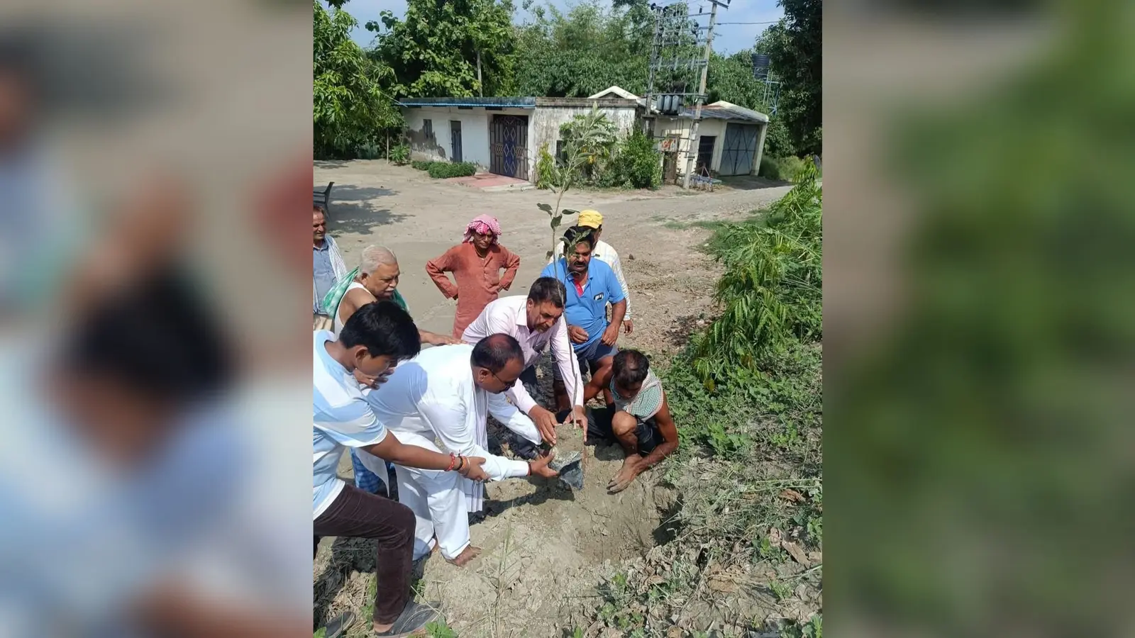 समाजसेवी की पुण्यतिथि पर वृक्षारोपण करते गणमान्य व्यक्ति | Prabhat Khabar Network समाजसेवी की पुण्यतिथि पर वृक्षारोपण करते गणमान्य व्यक्ति | Prabhat Khabar Network