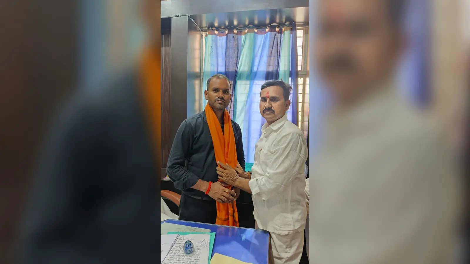 थावे प्रखंड कार्यालय में बीडीओ और सीओ को भाजपा नेताओं ने किया सम्मानित, 20 सूत्री बैठक बुलाने की मांग | Prabhat Khabar Network थावे प्रखंड कार्यालय में बीडीओ और सीओ को भाजपा नेताओं ने किया सम्मानित, 20 सूत्री बैठक बुलाने की मांग | Prabhat Khabar Network