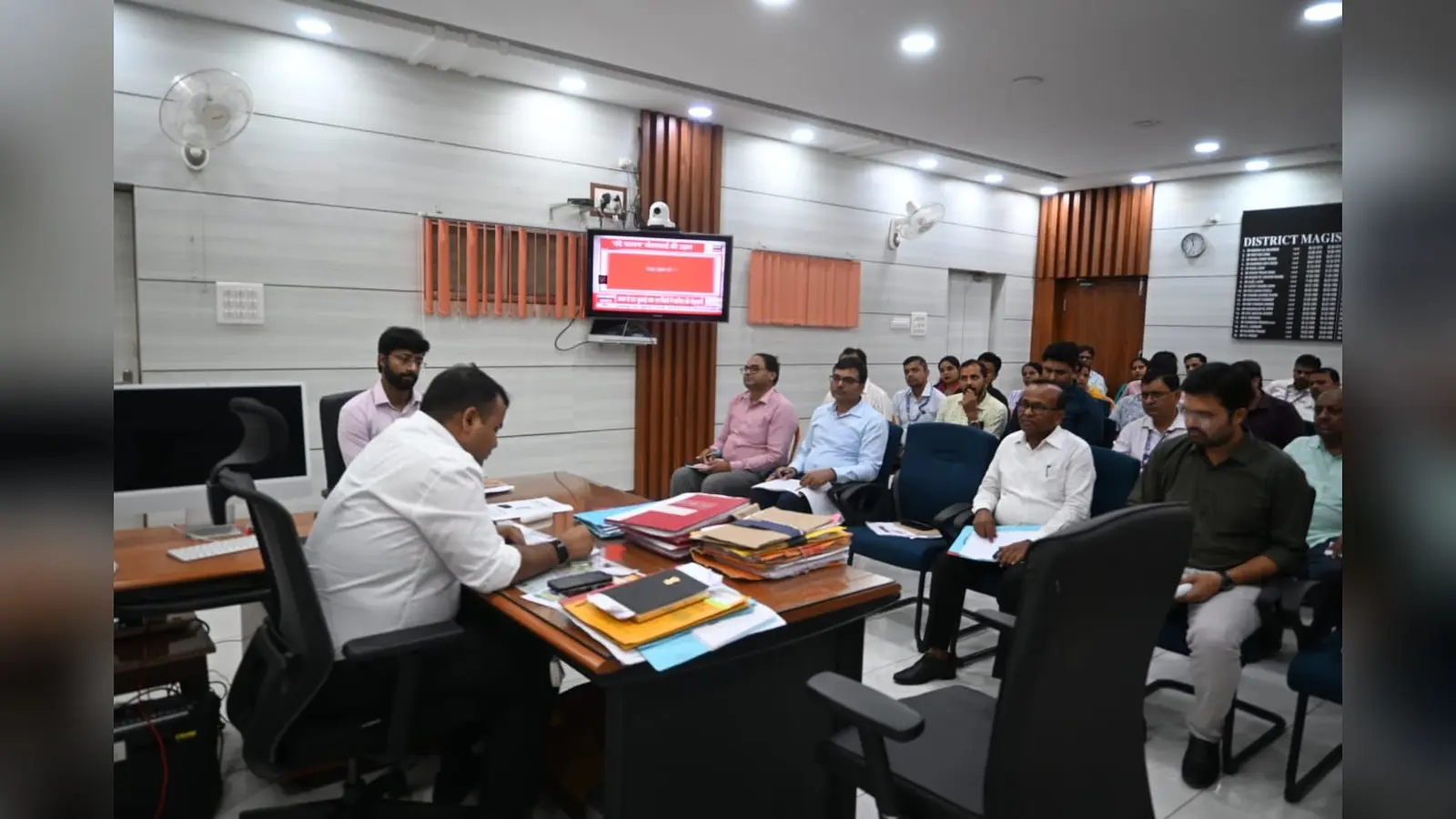 फोटो :- समीक्षा बैठक करते डीएम समीर सौरभ | Prabhat Khabar Network फोटो :- समीक्षा बैठक करते डीएम समीर सौरभ | Prabhat Khabar Network