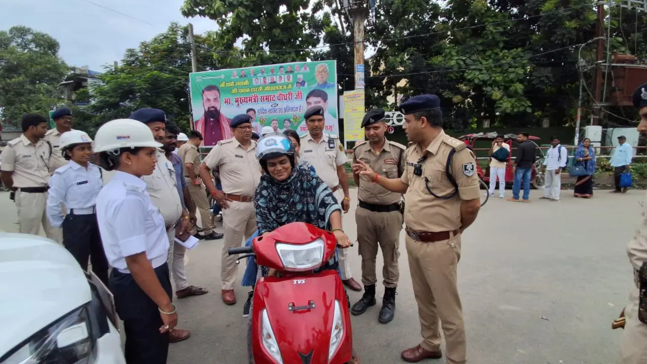 फोटो नं 106. ट्रैफिक डीएसपी के द्वारा स्कूटी चालक महिला को हेलमेट पहनाते हुये . | Prabhat Khabar Network फोटो नं 106. ट्रैफिक डीएसपी के द्वारा स्कूटी चालक महिला को हेलमेट पहनाते हुये . | Prabhat Khabar Network