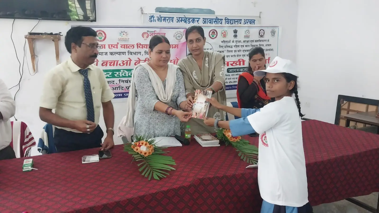 छात्राओं को बांटे गए टी-शर्ट, टोपी व पुस्तक कार्यक्रम का आयोजन | Prabhat Khabar Network छात्राओं को बांटे गए टी-शर्ट, टोपी व पुस्तक कार्यक्रम का आयोजन | Prabhat Khabar Network