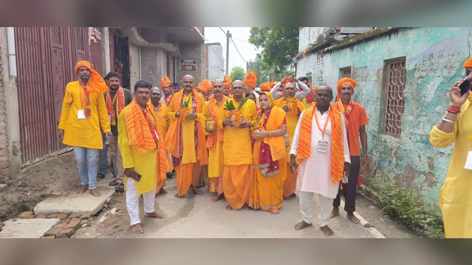 फोटो.17. मंगल कलश यात्रा में शामिल श्रद्धालु | Prabhat Khabar Network फोटो.17. मंगल कलश यात्रा में शामिल श्रद्धालु | Prabhat Khabar Network