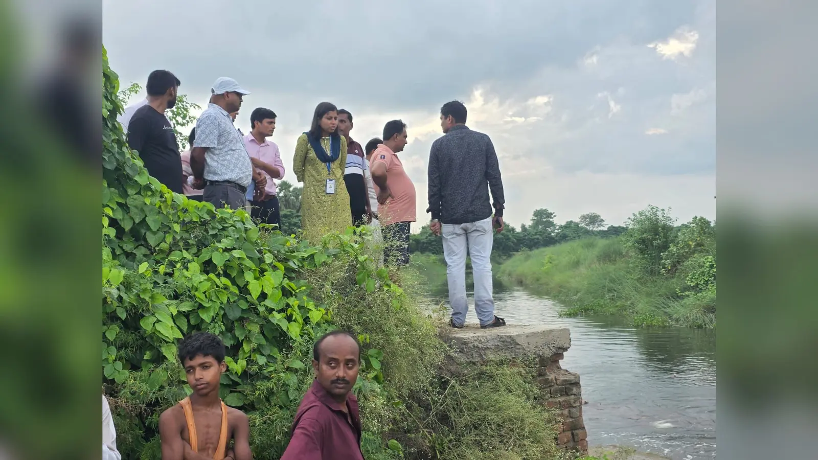 फोटो. महम्मदपुर में निरीक्षण करती एसडीओ फोटो ध्वस्त पुल | Prabhat Khabar Network फोटो. महम्मदपुर में निरीक्षण करती एसडीओ फोटो ध्वस्त पुल | Prabhat Khabar Network