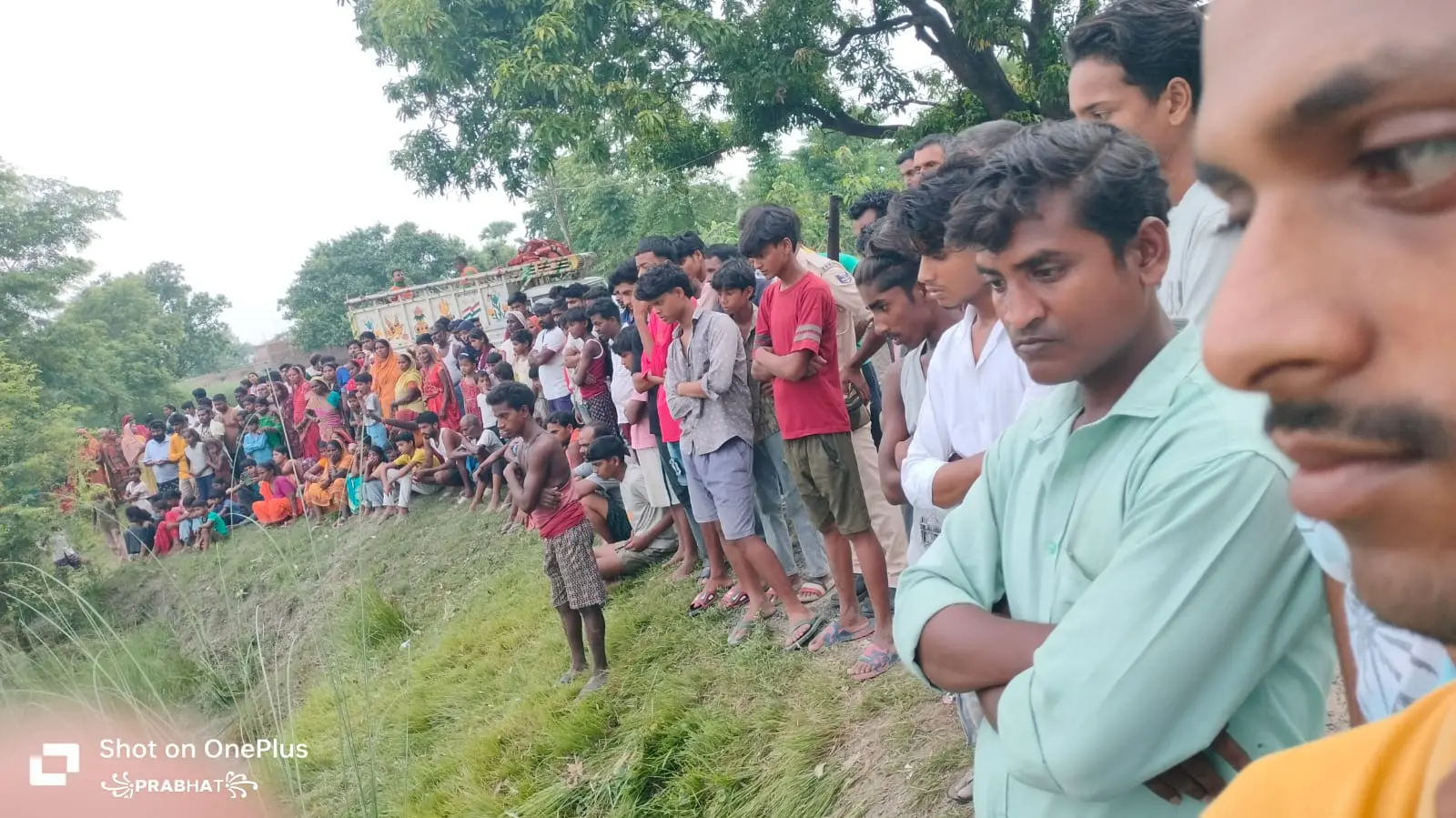 पोखरा के किनारे शव को देखने के लिए लोगों की उमडी भीड़, पोखरा किनारे रोटी भी लगता मृतक की पत्नी रूक्मी देवी, पोखरा में शव को खोजने में लगी है पुलिस की टीम. | Prabhat Khabar Network पोखरा के किनारे शव को देखने के लिए लोगों की उमडी भीड़, पोखरा किनारे रोटी भी लगता मृतक की पत्नी रूक्मी देवी, पोखरा में शव को खोजने में लगी है पुलिस की टीम. | Prabhat Khabar Network