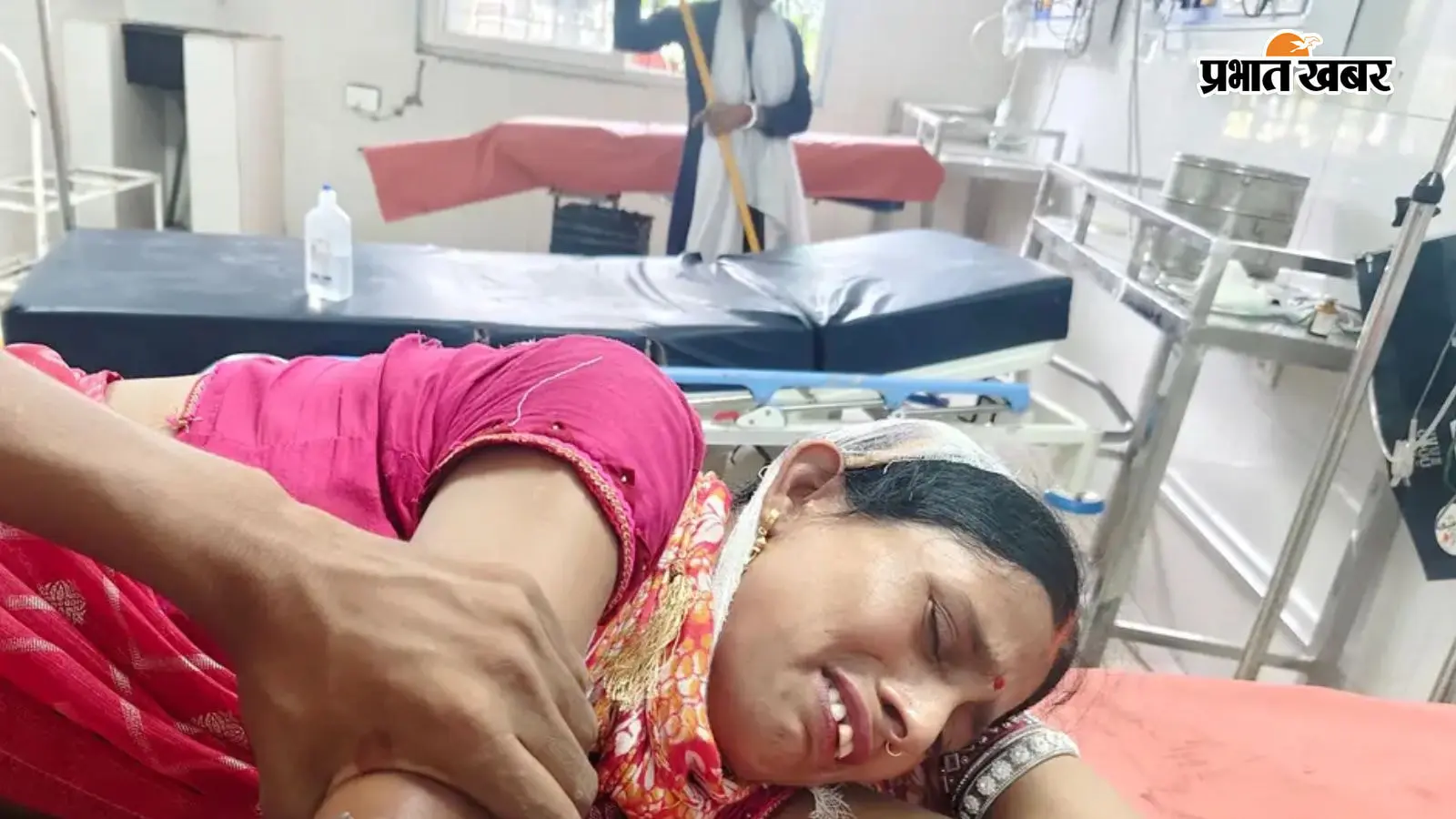आरा: चलती बाइक से गिरी महिला, गंभीर रूप से घायल आरा: चलती बाइक से गिरी महिला, गंभीर रूप से घायल