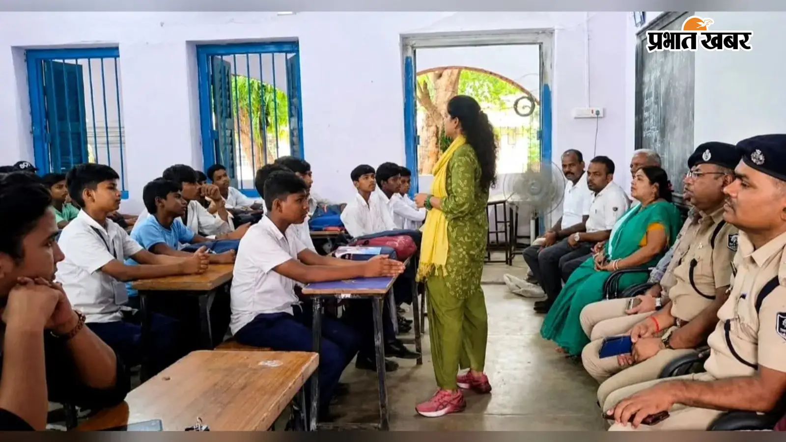 साइबर अपराध व मानव तस्करी से बचाव को लेकर छात्रों को किया जागरूक साइबर अपराध व मानव तस्करी से बचाव को लेकर छात्रों को किया जागरूक