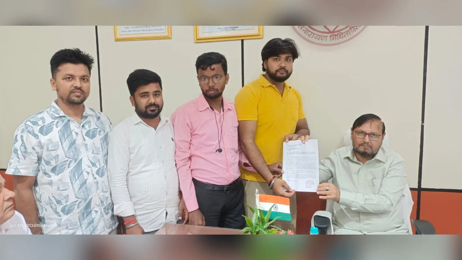 फोटो-2परिचय- कुलपति को ज्ञापन देते छात्र नेतागण. | Prabhat Khabar Network फोटो-2परिचय- कुलपति को ज्ञापन देते छात्र नेतागण. | Prabhat Khabar Network