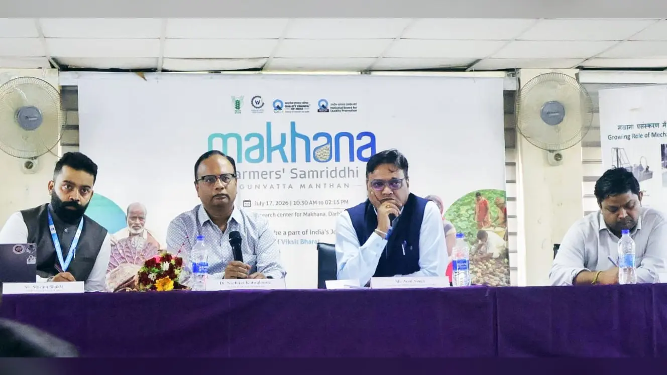 मखाना अनुसंधान केंद्र में आयोजित कार्यक्रम में मंचाशीन वैज्ञानिक एवं अतिथिगण व दीप प्रज्वलन करते | Prabhat Khabar Network मखाना अनुसंधान केंद्र में आयोजित कार्यक्रम में मंचाशीन वैज्ञानिक एवं अतिथिगण व दीप प्रज्वलन करते | Prabhat Khabar Network