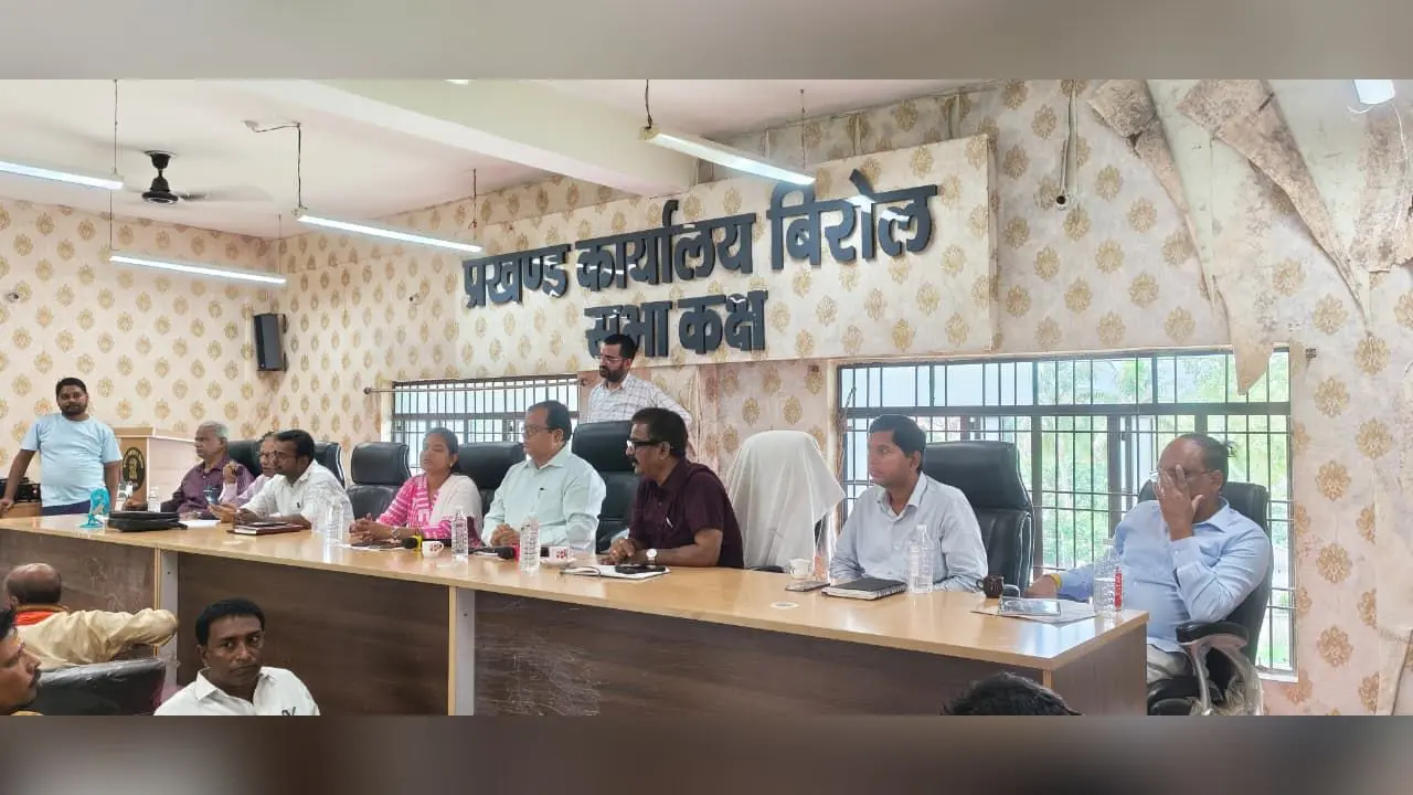 प्रखंड के सभागार में विधायक सुजीत कुमार की अध्यक्षता में समीक्षा बैठक | Prabhat Khabar Network प्रखंड के सभागार में विधायक सुजीत कुमार की अध्यक्षता में समीक्षा बैठक | Prabhat Khabar Network