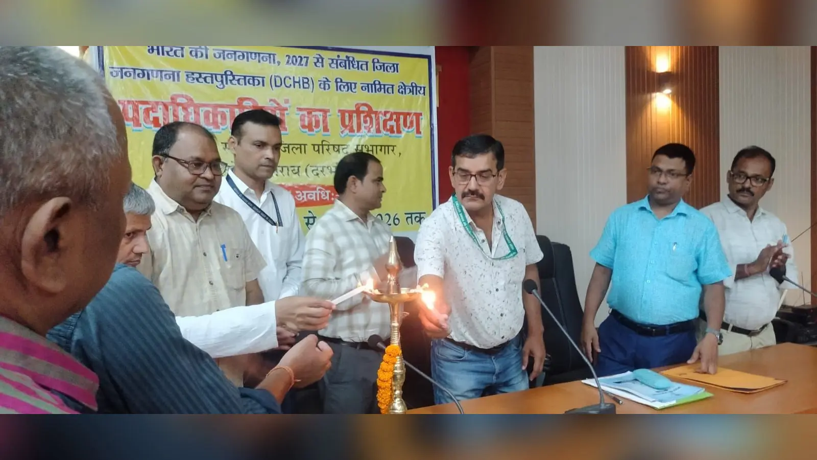 जनगणना 2027 के लिए जिला परिषद सभागार में आयोजित आठ दिवसीय प्रशिक्षण शिविर का उद्घाटन करते जिला सांख्यिकी पदाधिकारी व अन्य | Prabhat Khabar Network जनगणना 2027 के लिए जिला परिषद सभागार में आयोजित आठ दिवसीय प्रशिक्षण शिविर का उद्घाटन करते जिला सांख्यिकी पदाधिकारी व अन्य | Prabhat Khabar Network