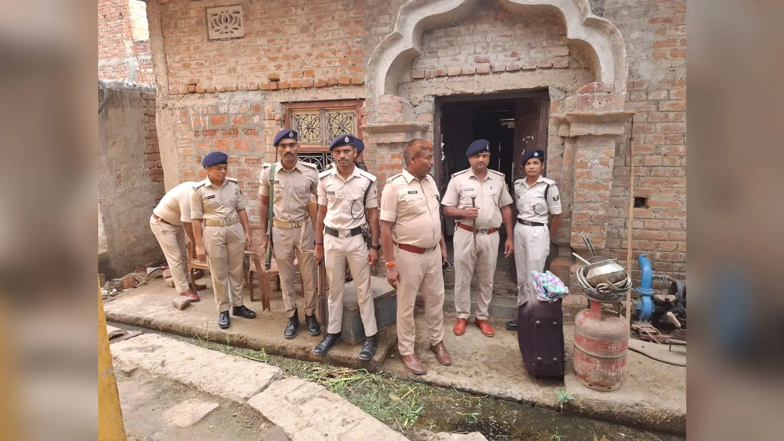 कुर्की जब्ती कर सामान ट्रैक्टर में लोड कराती पुलिस | Prabhat Khabar Network कुर्की जब्ती कर सामान ट्रैक्टर में लोड कराती पुलिस | Prabhat Khabar Network