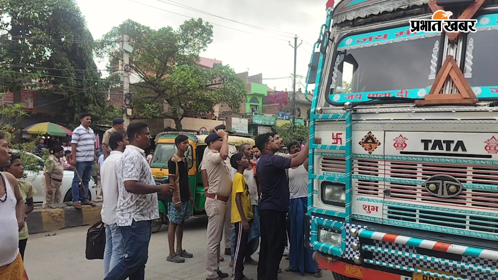 पटना एम्स मार्ग पर टैंकर ने दंपती को कुचला, महिला गंभीर पटना एम्स मार्ग पर टैंकर ने दंपती को कुचला, महिला गंभीर