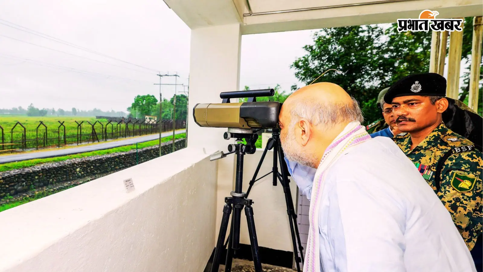 वॉच टावर से सीमा क्षेत्र का जायजा लेते अमित शाह. वॉच टावर से सीमा क्षेत्र का जायजा लेते अमित शाह.
