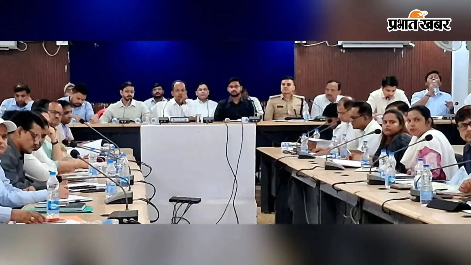 लंबित मामलों का समयबद्ध निष्पादन करें, विकास कार्यों में न हो देरी : डीएम लंबित मामलों का समयबद्ध निष्पादन करें, विकास कार्यों में न हो देरी : डीएम