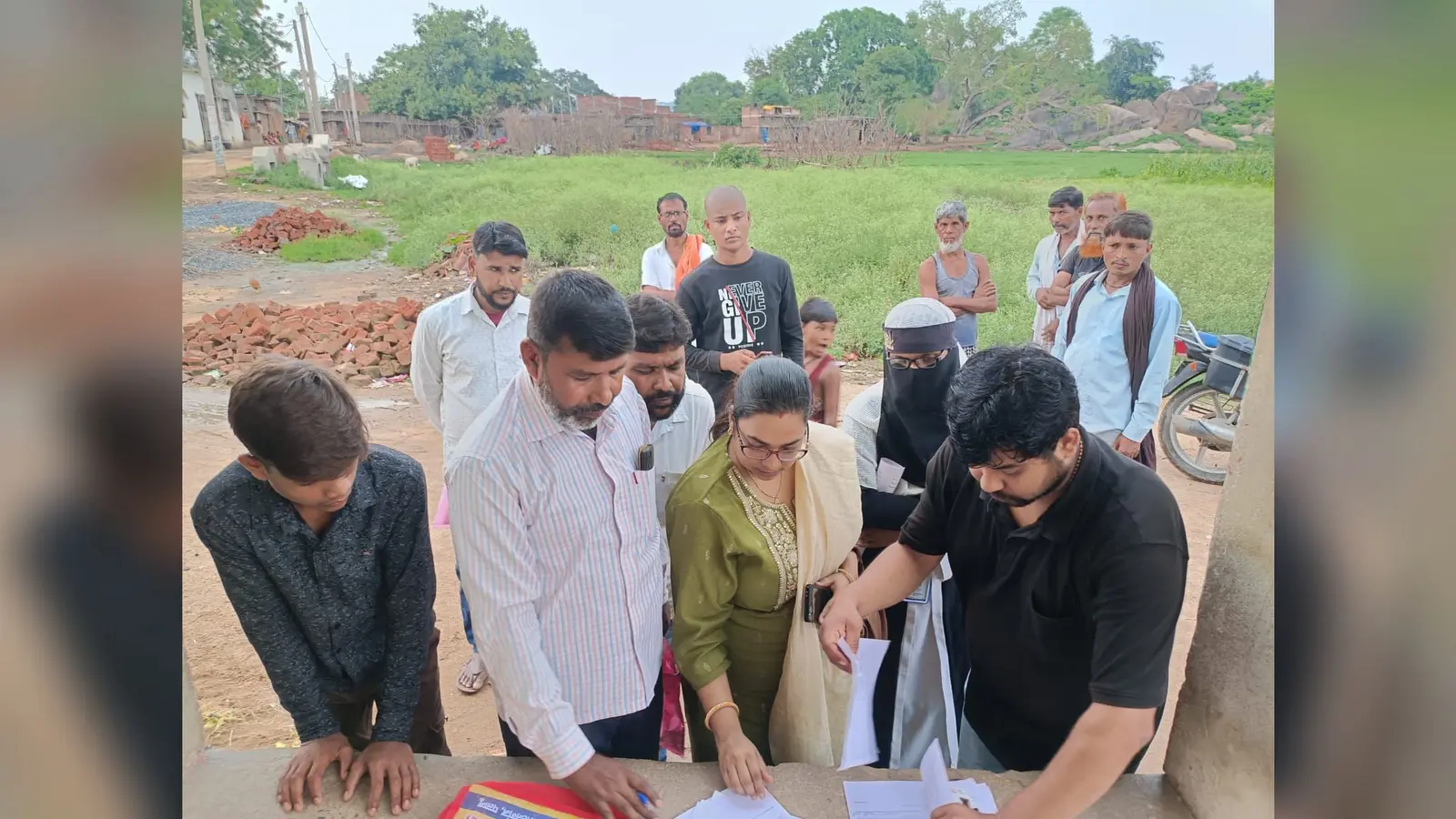 प्रखंड के मझिगांव में ग्रामीणों के बीच एसआईआर प्रपत्र भरते बीडीओ अंजली मेहता व अन्य | Prabhat Khabar Network प्रखंड के मझिगांव में ग्रामीणों के बीच एसआईआर प्रपत्र भरते बीडीओ अंजली मेहता व अन्य | Prabhat Khabar Network