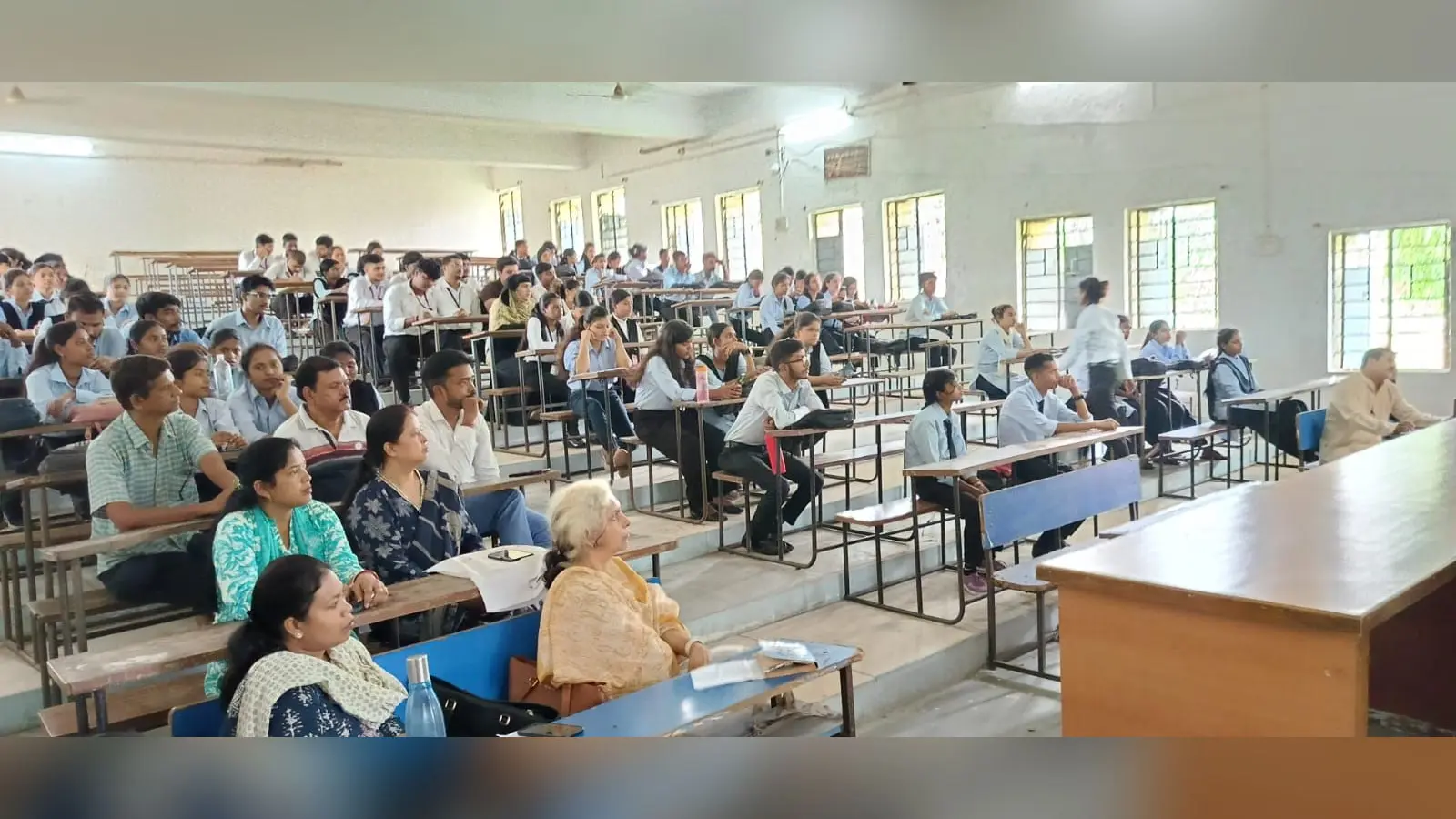 फोटो फाइल 18 आर-6 आयोजित वाद-विवाद प्रतियोगिता में शामिल प्राचार्य व उपस्थित छात्र-छात्राएं. | Prabhat Khabar Network फोटो फाइल 18 आर-6 आयोजित वाद-विवाद प्रतियोगिता में शामिल प्राचार्य व उपस्थित छात्र-छात्राएं. | Prabhat Khabar Network