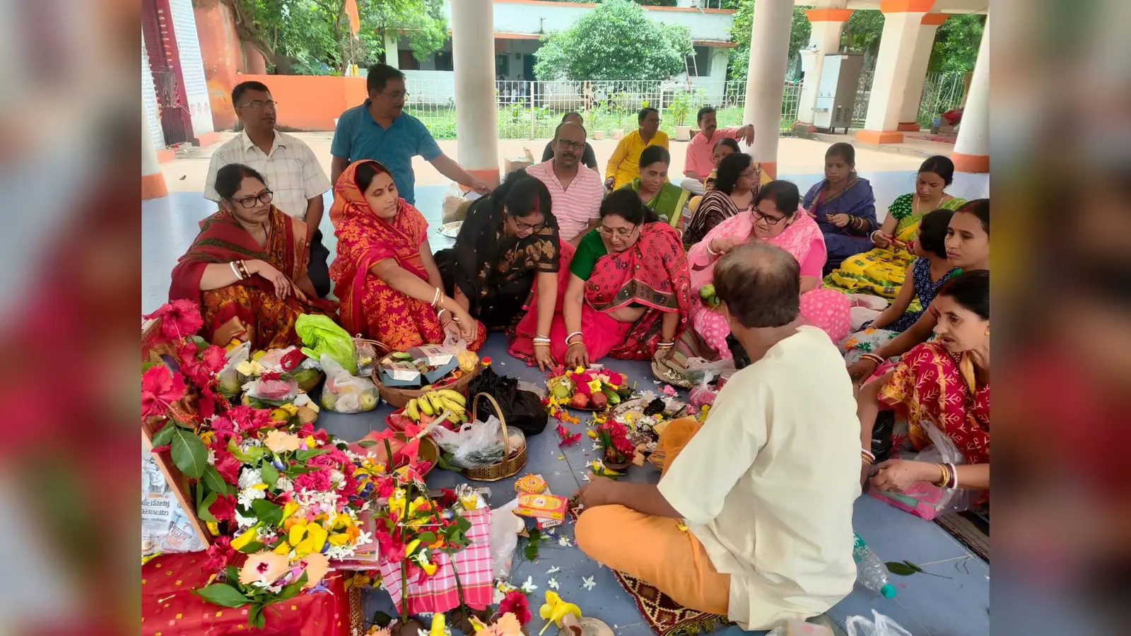 फोटो फाइल 18 आर-5 पंच मंदिर पर पूजा अर्चना करते श्रद्धालु | Prabhat Khabar Network फोटो फाइल 18 आर-5 पंच मंदिर पर पूजा अर्चना करते श्रद्धालु | Prabhat Khabar Network