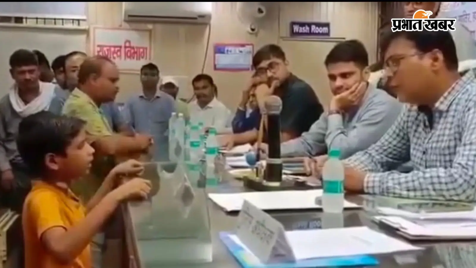 डीएम के सामने फरियाद करता 13 साल का बच्चा डीएम के सामने फरियाद करता 13 साल का बच्चा