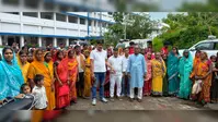 नदी ने पहले छीनी पुश्तैनी जमीन, अब रेलवे की कार्रवाई से बेघर हुए परिवार