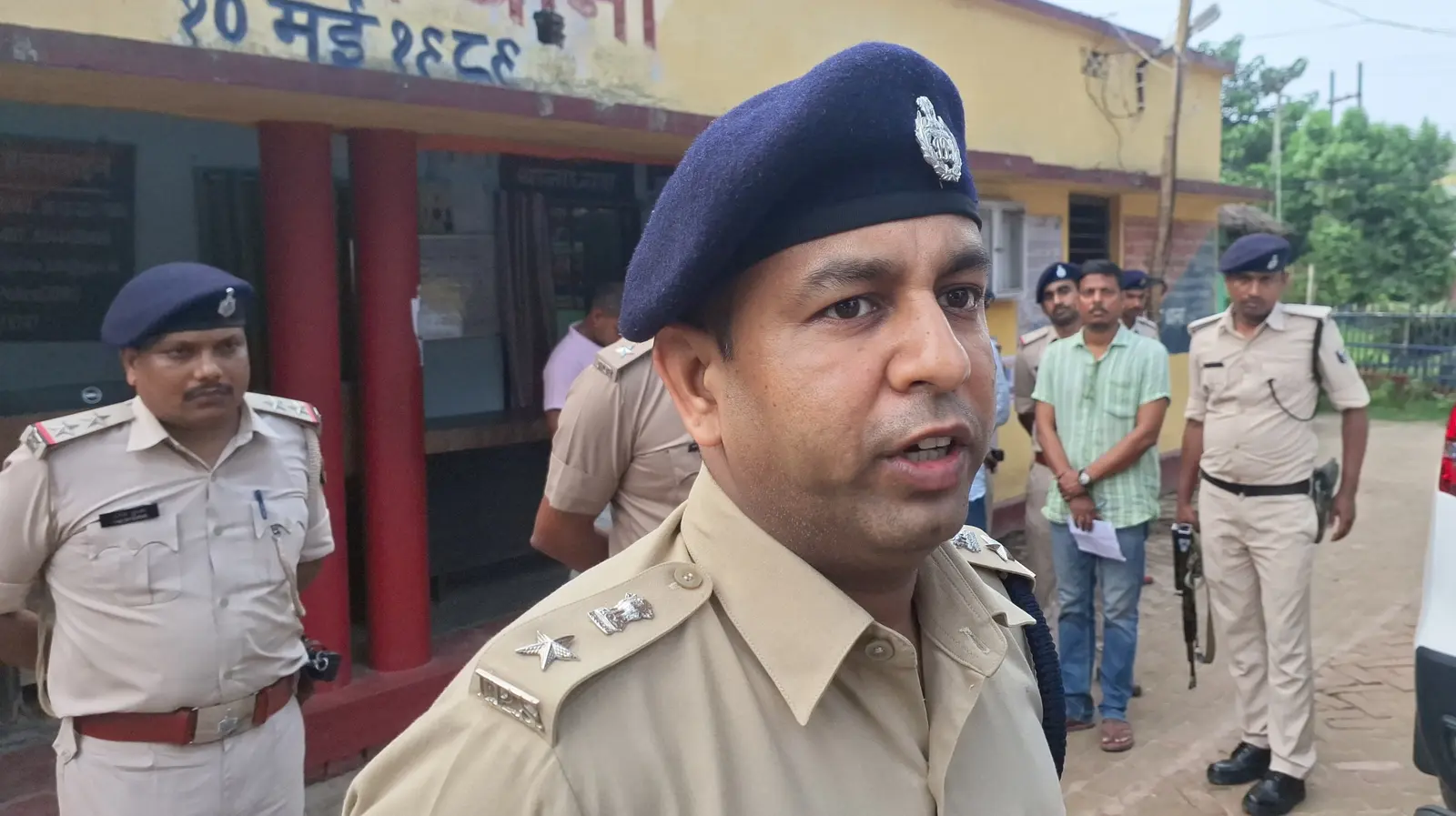 कुरसेला थाना में पत्रकारो को जानकारी देते एसपी, | Prabhat Khabar Network कुरसेला थाना में पत्रकारो को जानकारी देते एसपी, | Prabhat Khabar Network