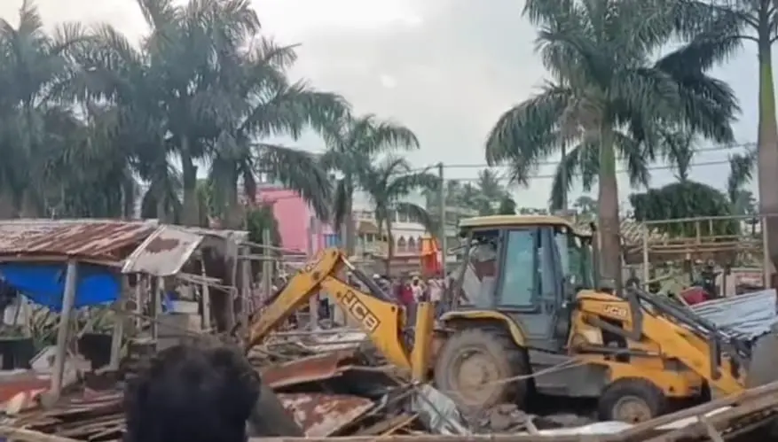 घाटाल में बुलडोजर कार्रवाई: सरकारी जमीन और फुटपाथ पर बने अवैध कब्जे हटाए गए, प्रशासन की बड़ी कार्रवाई | Prabhat Khabar Network घाटाल में बुलडोजर कार्रवाई: सरकारी जमीन और फुटपाथ पर बने अवैध कब्जे हटाए गए, प्रशासन की बड़ी कार्रवाई | Prabhat Khabar Network