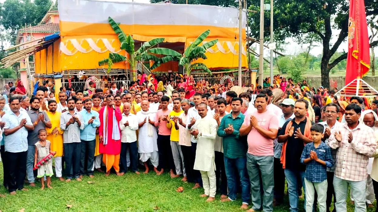 फोटो कैप्शन 19 बरकट्ठा 1 में - बेडोकला गांव में आयोजित अखंड हरि कीर्तन में शामिल लोग. | Prabhat Khabar Network फोटो कैप्शन 19 बरकट्ठा 1 में - बेडोकला गांव में आयोजित अखंड हरि कीर्तन में शामिल लोग. | Prabhat Khabar Network