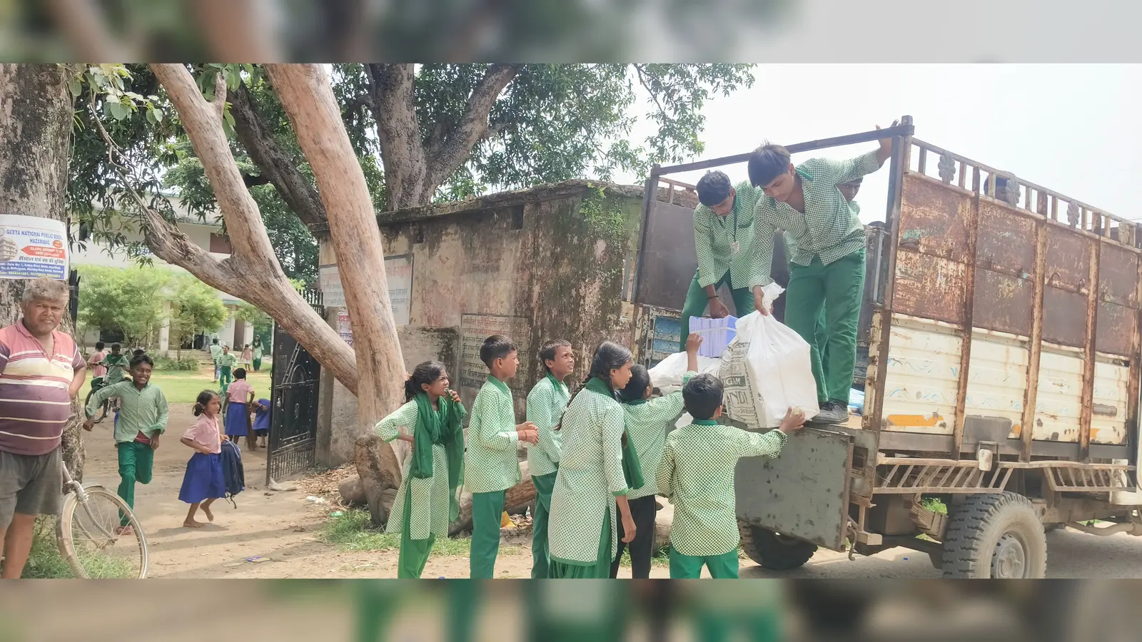 पदमा 18 फोटो 03 गाड़ी से बोली खिंचते बच्चे 04 बोली उठाकर स्कूल ले जाते बच्चे 05 बैग से भरी बोरी स्कूल ले जाती बच्चियां | Prabhat Khabar Network पदमा 18 फोटो 03 गाड़ी से बोली खिंचते बच्चे 04 बोली उठाकर स्कूल ले जाते बच्चे 05 बैग से भरी बोरी स्कूल ले जाती बच्चियां | Prabhat Khabar Network