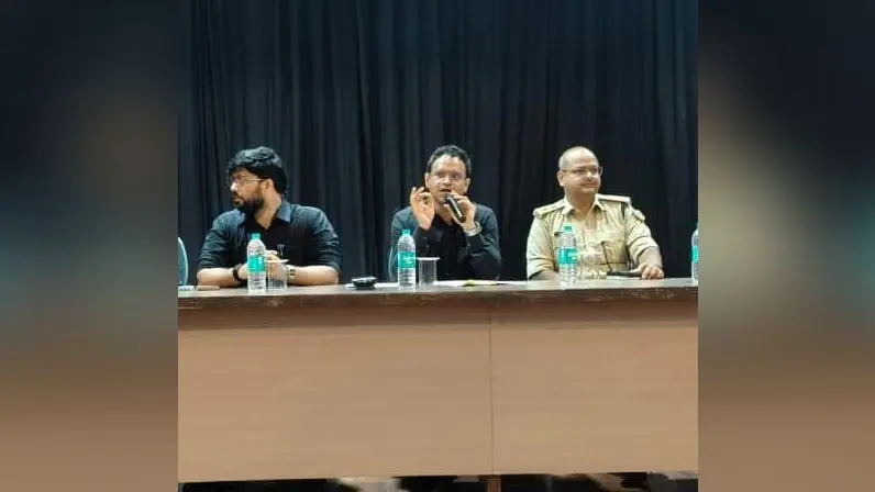 डीसी व एसपी पदाधिकारी को जानकारी देते | Prabhat Khabar Network डीसी व एसपी पदाधिकारी को जानकारी देते | Prabhat Khabar Network