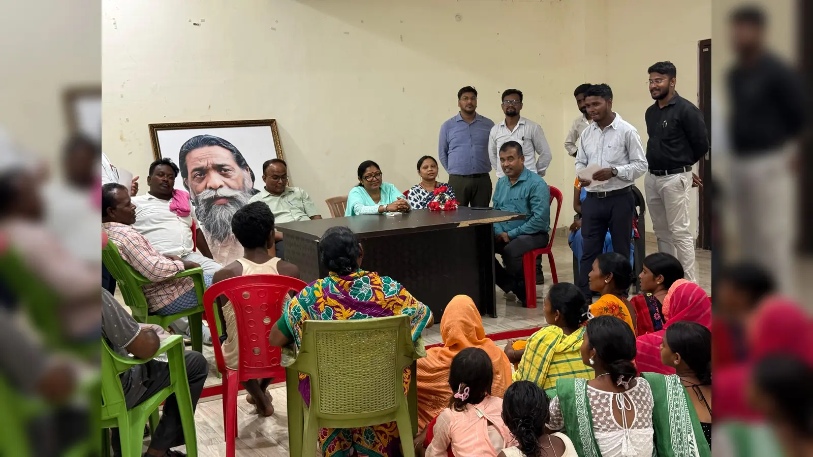 फोटो फाइल 18 आर-7 - बैठक में शामिल एमडी रंजीता हेंब्रम, जीप सदस्य रेखा सोरेन व अन्य | Prabhat Khabar Network फोटो फाइल 18 आर-7 - बैठक में शामिल एमडी रंजीता हेंब्रम, जीप सदस्य रेखा सोरेन व अन्य | Prabhat Khabar Network