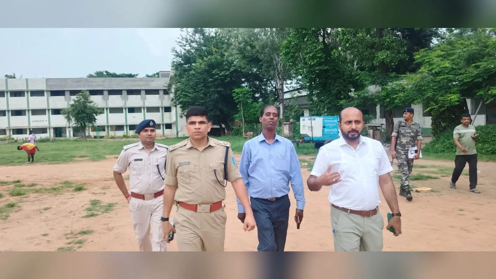 फोटो फाइल 18 आर-9 परीक्षा केंद्रों का निरीक्षण करते उपायुक्त, एसपी व अन्य | Prabhat Khabar Network फोटो फाइल 18 आर-9 परीक्षा केंद्रों का निरीक्षण करते उपायुक्त, एसपी व अन्य | Prabhat Khabar Network