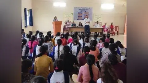 फोटो फाइल 18 जी-1 जागरूकता कार्यक्रम में शामिल प्रशिक्षक व युवा | Prabhat Khabar Network फोटो फाइल 18 जी-1 जागरूकता कार्यक्रम में शामिल प्रशिक्षक व युवा | Prabhat Khabar Network