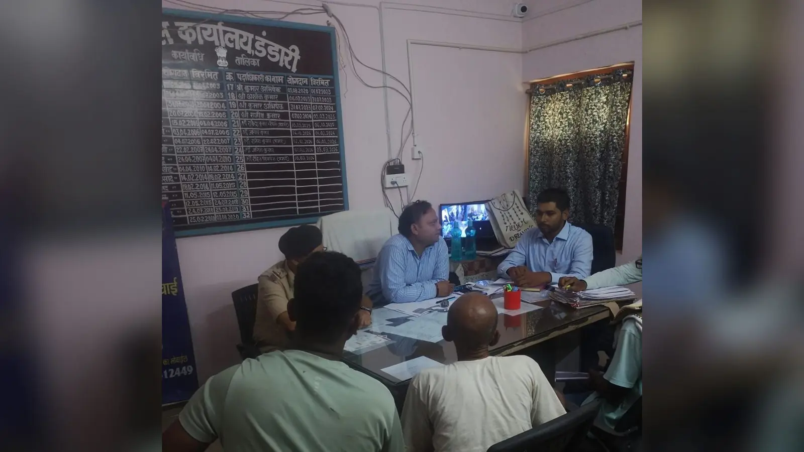 डंडारी में भूमि विवाद मामले की सुनवाई करते सीओ अनिल कुमार व अन्य. | Prabhat Khabar Network डंडारी में भूमि विवाद मामले की सुनवाई करते सीओ अनिल कुमार व अन्य. | Prabhat Khabar Network
