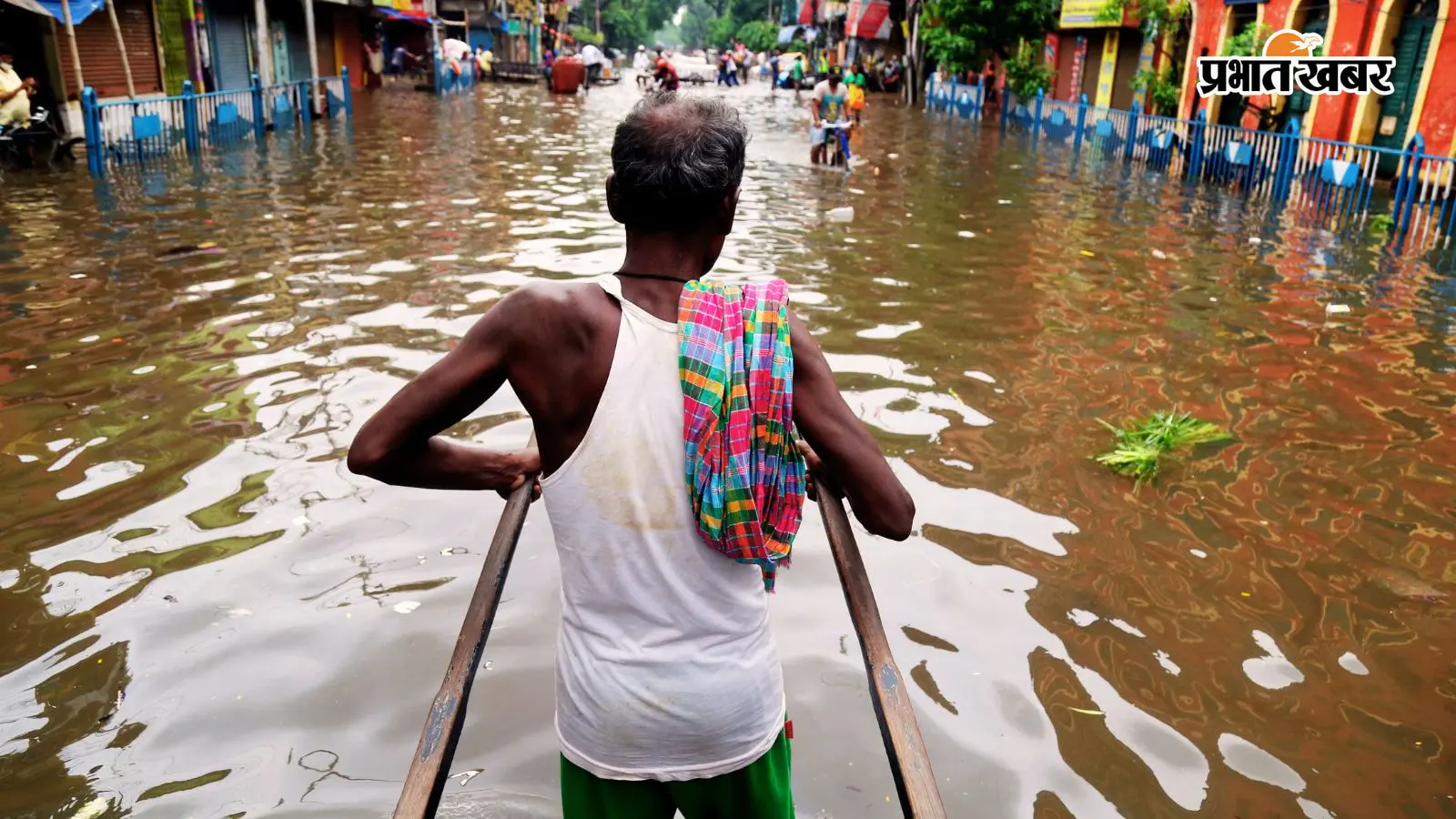 कोलकाता में वर्षा के बाद सड़क पर जलजमाव से लोग परेशान. कोलकाता में वर्षा के बाद सड़क पर जलजमाव से लोग परेशान.