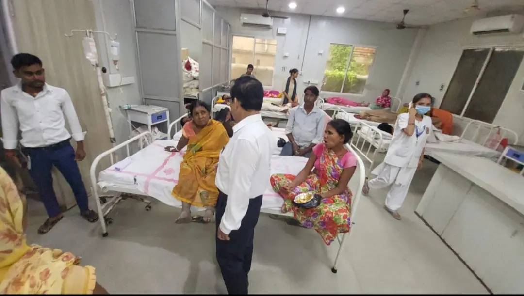सदर अस्पताल में निरीक्षण करते सिविल सर्जन हरिश्चंद्र चौधरी | Prabhat Khabar Network सदर अस्पताल में निरीक्षण करते सिविल सर्जन हरिश्चंद्र चौधरी | Prabhat Khabar Network