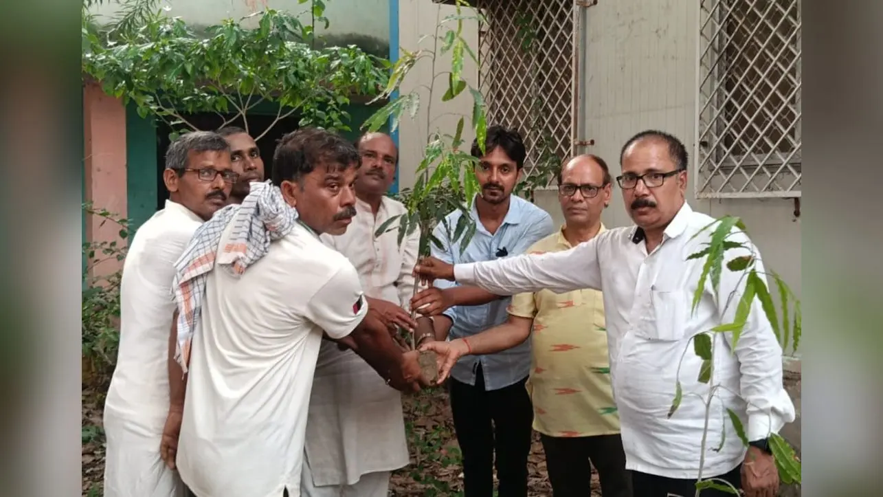 संझौली शिव सरोवर पर पौधारोपण करते लोगों की तस्वीर | Prabhat Khabar Network संझौली शिव सरोवर पर पौधारोपण करते लोगों की तस्वीर | Prabhat Khabar Network