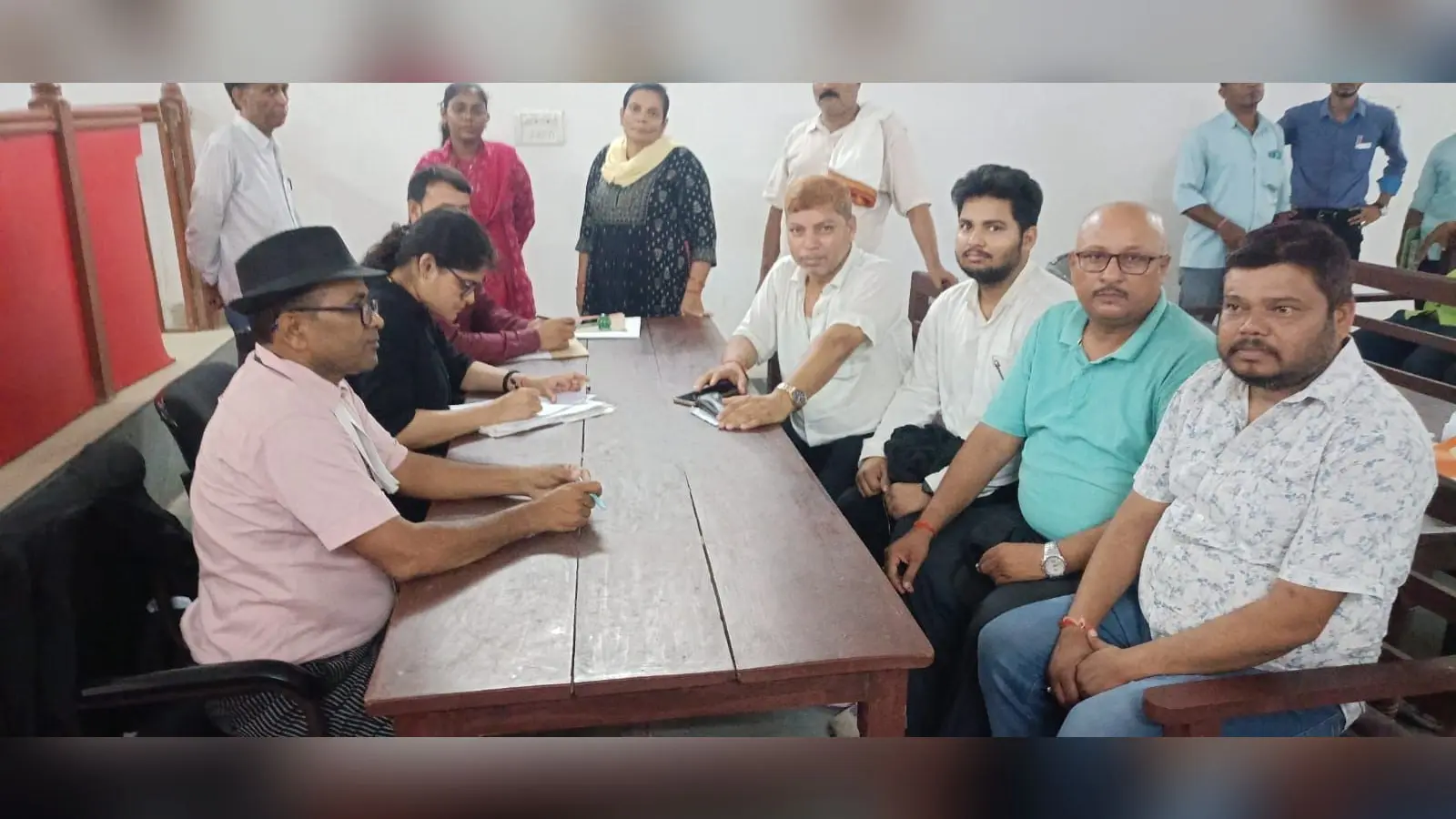 फोटो.19. मामले का निष्पादन करते न्यायिक पदाधिकार व अन्य | Prabhat Khabar Network फोटो.19. मामले का निष्पादन करते न्यायिक पदाधिकार व अन्य | Prabhat Khabar Network