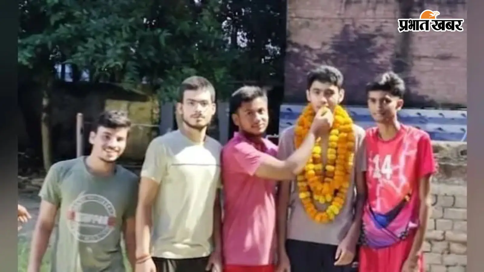 नीट में 601 अंक लाकर चांदपुरा के आयुष कुमार ने बढ़ाया गांव और जिले का मान नीट में 601 अंक लाकर चांदपुरा के आयुष कुमार ने बढ़ाया गांव और जिले का मान