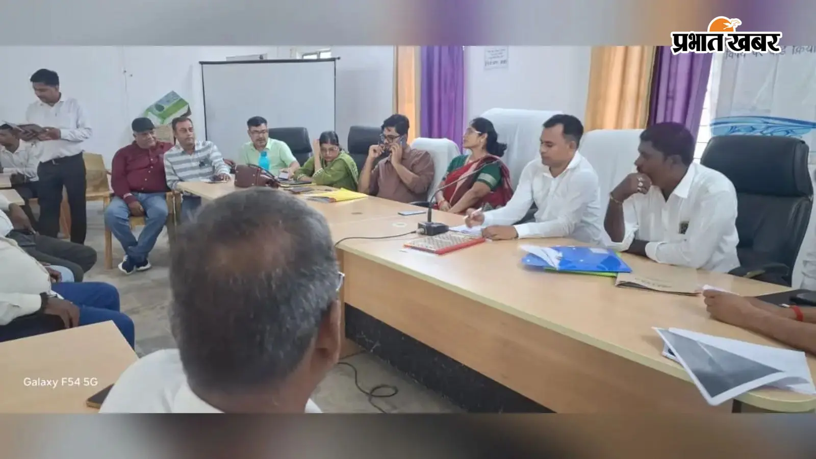 अनुपालन रिपोर्ट पर अड़े बीस सूत्री सदस्य, कार्रवाई नहीं होने पर किया बहिष्कार अनुपालन रिपोर्ट पर अड़े बीस सूत्री सदस्य, कार्रवाई नहीं होने पर किया बहिष्कार