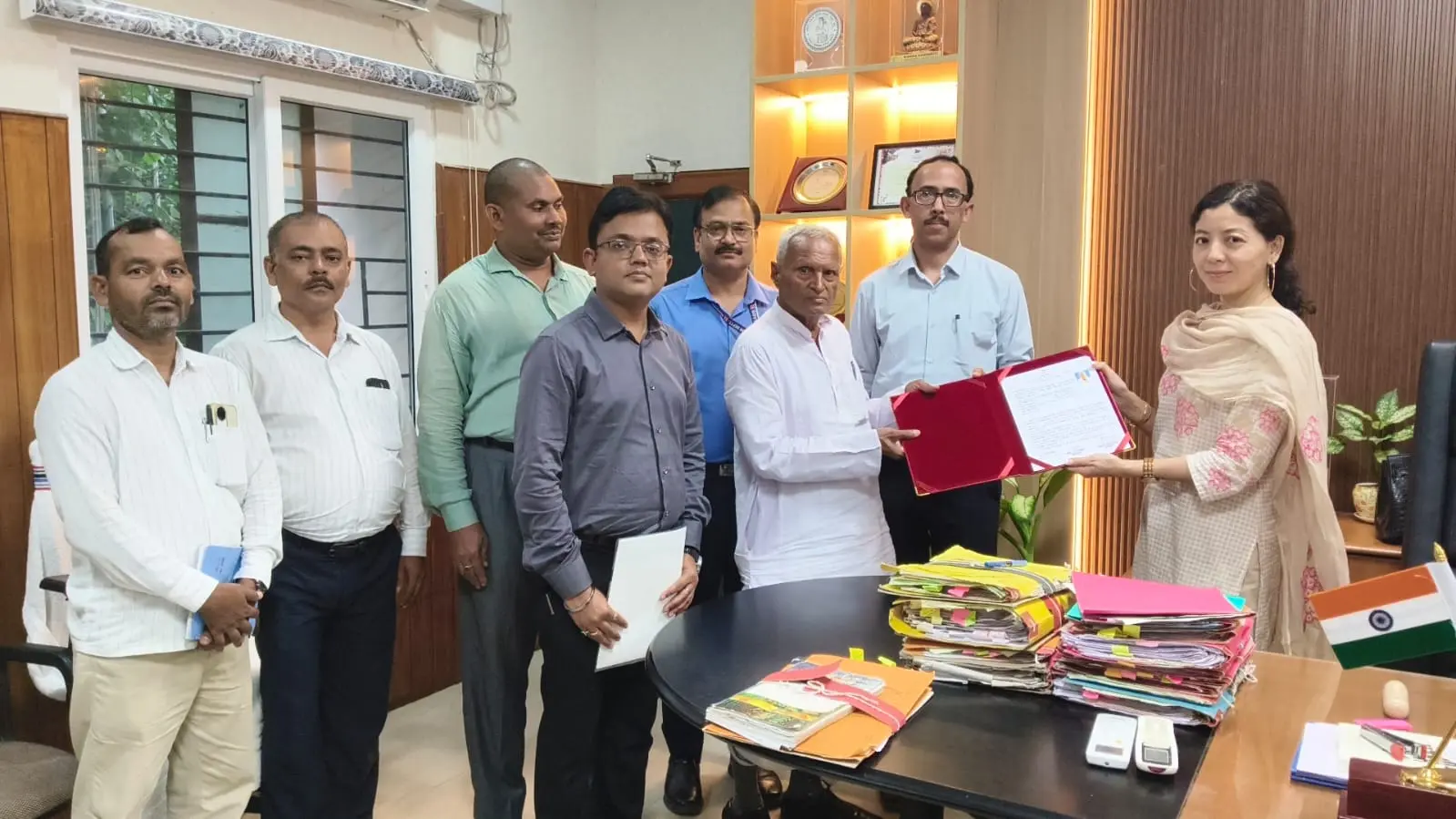 डिजिटल निबंधन प्रक्रिया का शुभारंभ करते डीएम | Prabhat Khabar Network डिजिटल निबंधन प्रक्रिया का शुभारंभ करते डीएम | Prabhat Khabar Network