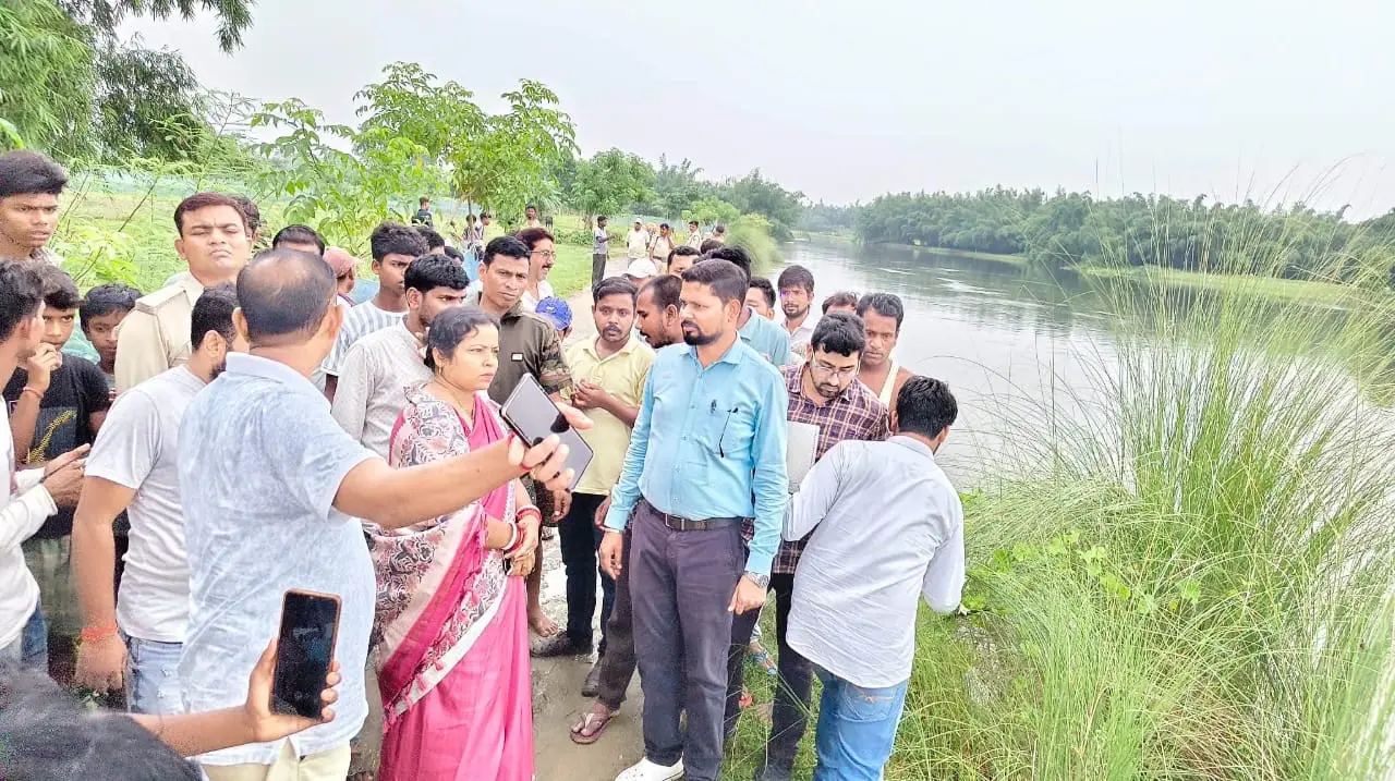फोटो - कटाव स्थल का निरीक्षण करते एवं अधिकारियों को निर्देश देती विधायक संगीता देवी | Prabhat Khabar Network फोटो - कटाव स्थल का निरीक्षण करते एवं अधिकारियों को निर्देश देती विधायक संगीता देवी | Prabhat Khabar Network