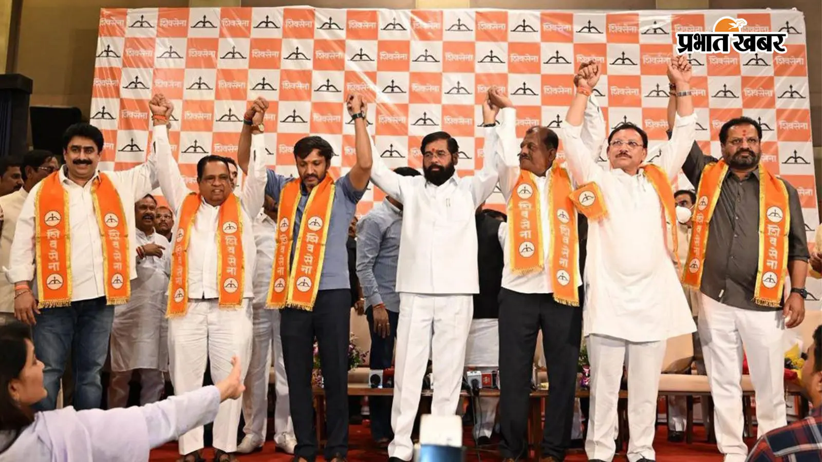 एकनाथ शिंदे के साथ उद्धव गुट के बागी सांसद, फोटो एएनआई एकनाथ शिंदे के साथ उद्धव गुट के बागी सांसद, फोटो एएनआई