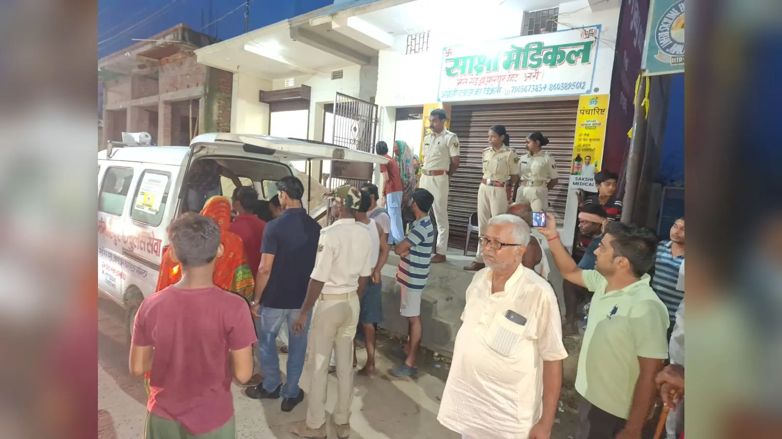 पोस्टमार्टम के लिए स्वतंत्रता सेनानी का पार्थिव शरीर को के जाती एम्बुलेंस | Prabhat Khabar Network पोस्टमार्टम के लिए स्वतंत्रता सेनानी का पार्थिव शरीर को के जाती एम्बुलेंस | Prabhat Khabar Network