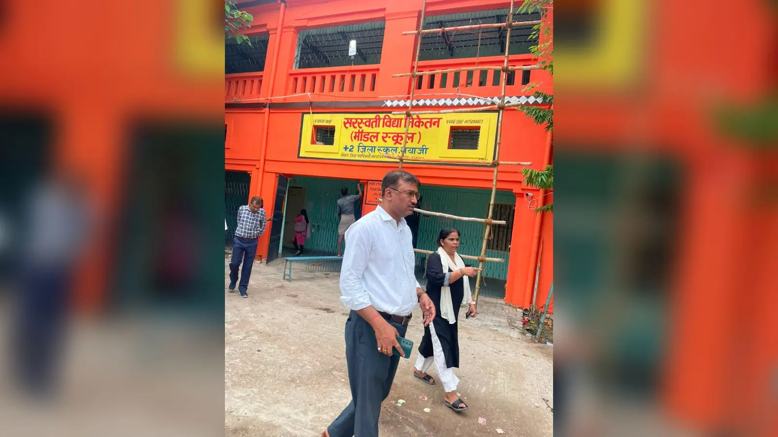 प्लस टू जिला स्कूल का निरीक्षण करते डीइओ | Prabhat Khabar Network प्लस टू जिला स्कूल का निरीक्षण करते डीइओ | Prabhat Khabar Network