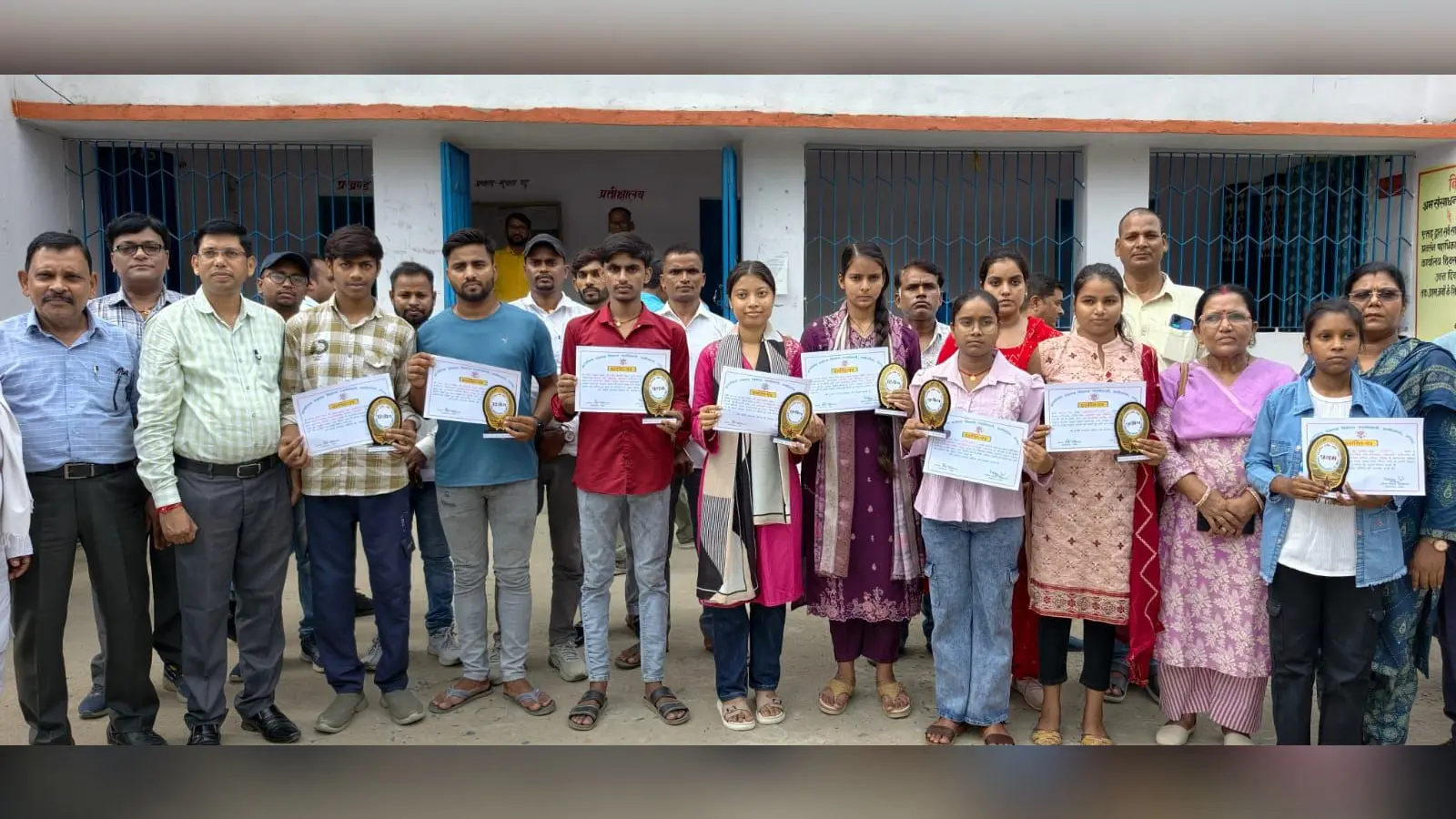 फोटो सम्मानित छात्रों के साथ बीडीओ | Prabhat Khabar Network फोटो सम्मानित छात्रों के साथ बीडीओ | Prabhat Khabar Network