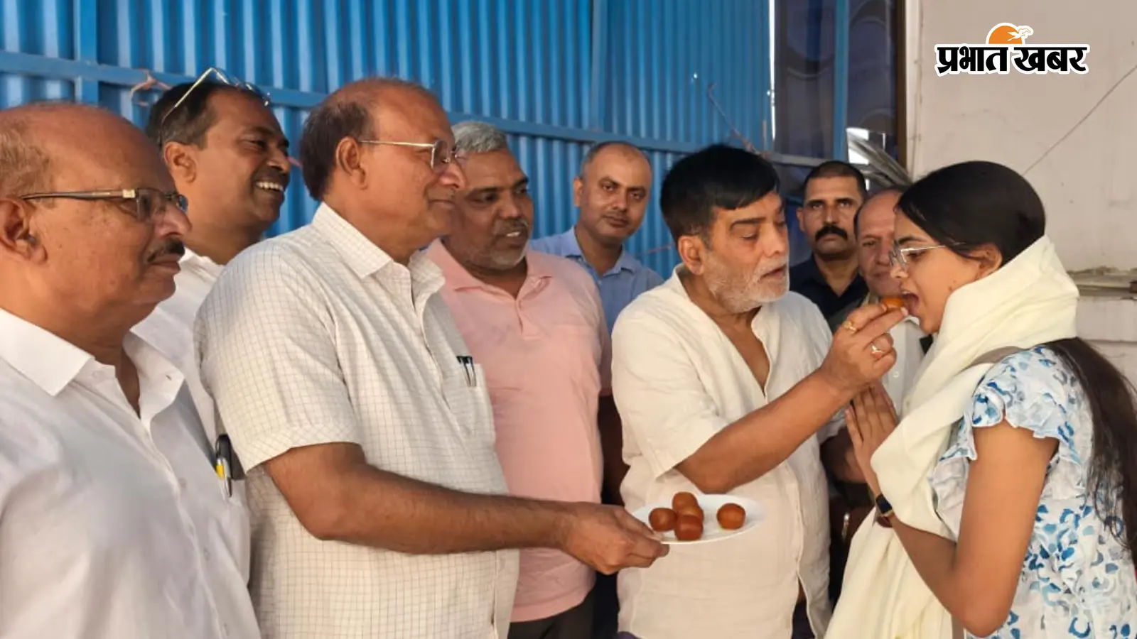 नीट में सफल छात्रा को बधाई देते सहकारिता मंत्री रामकृपाल यादव नीट में सफल छात्रा को बधाई देते सहकारिता मंत्री रामकृपाल यादव