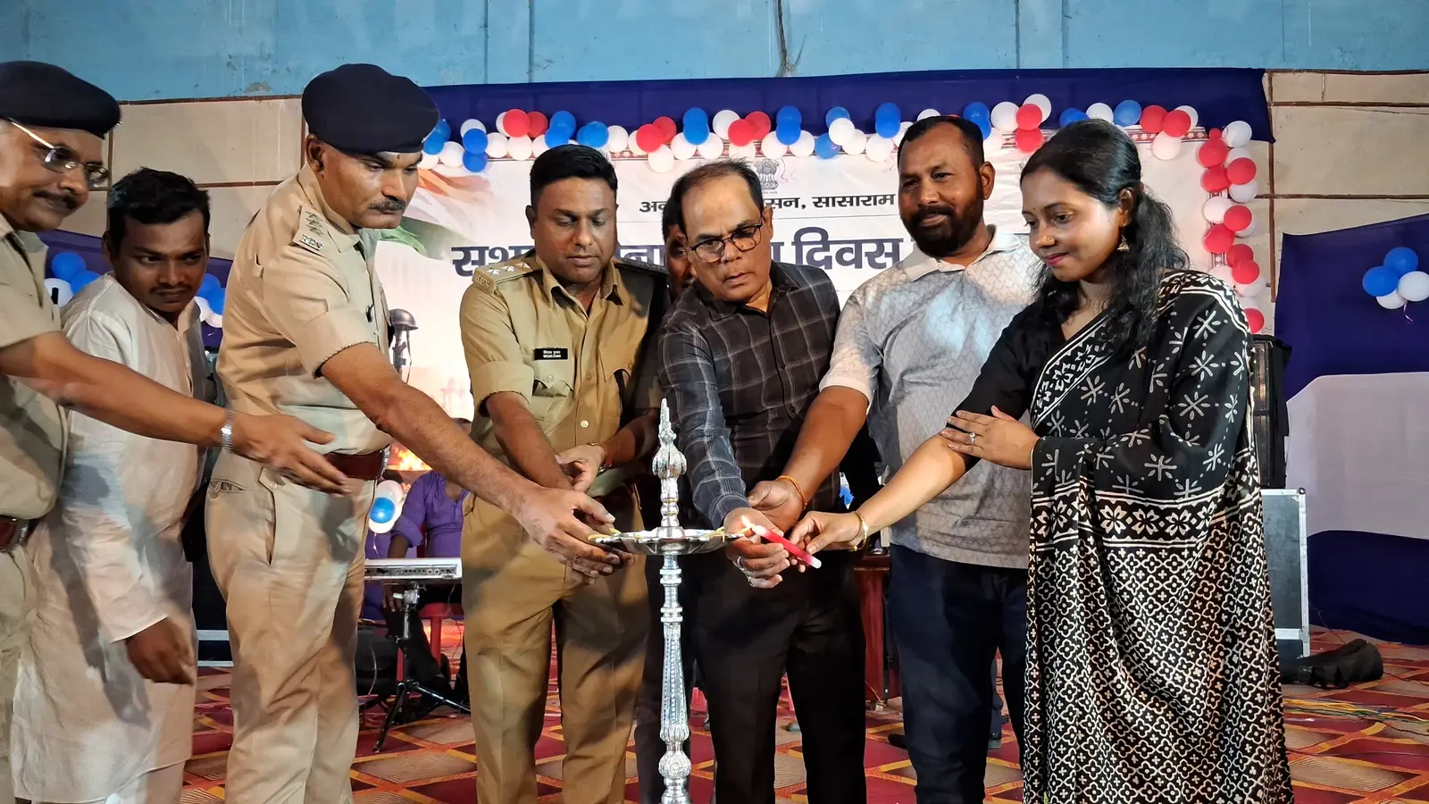 कार्यक्रम का दीप प्रज्वलित कर उद्घाटन करती एसडीएम डॉ नेहा कुमारी ,डीएसपी व अन्य | Prabhat Khabar Network कार्यक्रम का दीप प्रज्वलित कर उद्घाटन करती एसडीएम डॉ नेहा कुमारी ,डीएसपी व अन्य | Prabhat Khabar Network