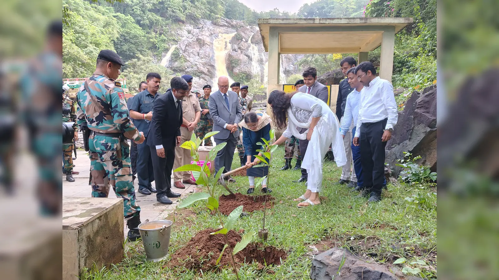 झारखंड हाईकोर्ट के मुख्य न्यायाधीश महेश शरदचंद्र सोनाक ने परिवार संग किया हिरणी जलप्रपात का भ्रमण | Prabhat Khabar Network झारखंड हाईकोर्ट के मुख्य न्यायाधीश महेश शरदचंद्र सोनाक ने परिवार संग किया हिरणी जलप्रपात का भ्रमण | Prabhat Khabar Network