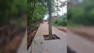 चाकुलिया के केरूकोच में सड़क के बीच है बिजली के खंभे