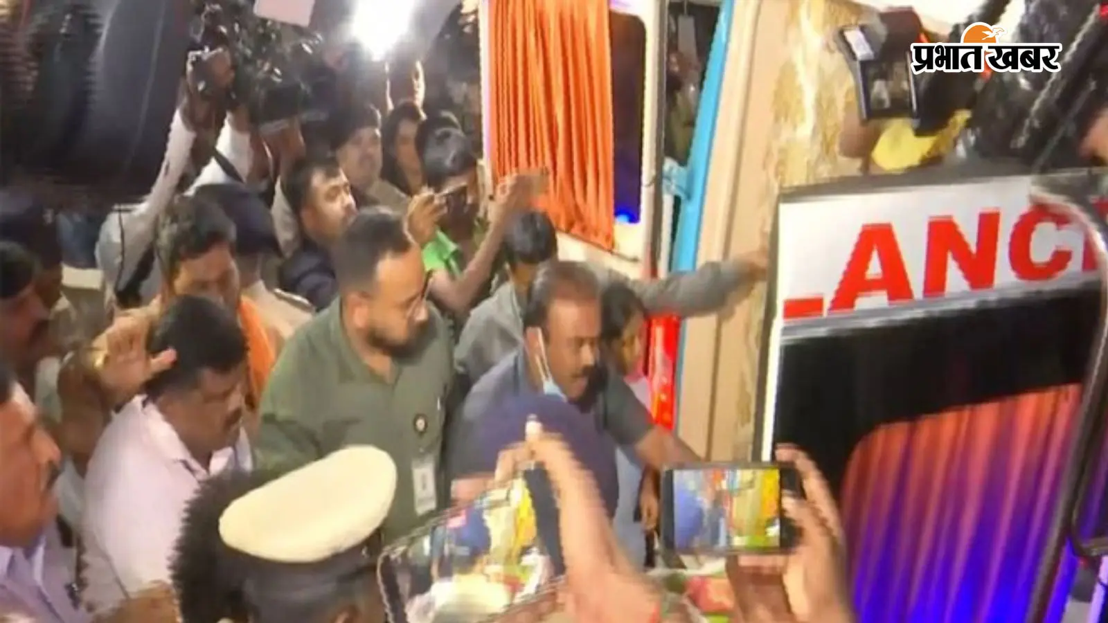 पूर्व प्रधानमंत्री एच.डी. देवेगौड़ा की पत्नी चेन्नम्मा का निधन, घर पर लोगों भीड़ ( स्रोत- एएनआई ) पूर्व प्रधानमंत्री एच.डी. देवेगौड़ा की पत्नी चेन्नम्मा का निधन, घर पर लोगों भीड़ ( स्रोत- एएनआई )