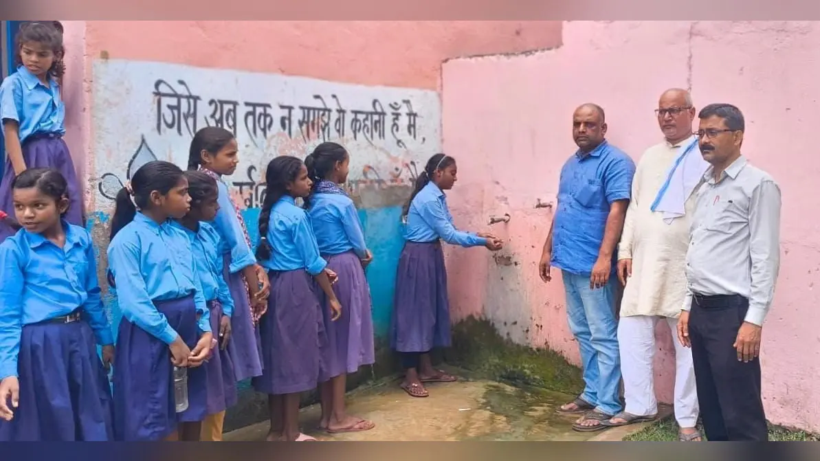 फोटो केसठ मध्य विद्यालय में हाथ धुलाई करते बच्चे | Prabhat Khabar Network फोटो केसठ मध्य विद्यालय में हाथ धुलाई करते बच्चे | Prabhat Khabar Network